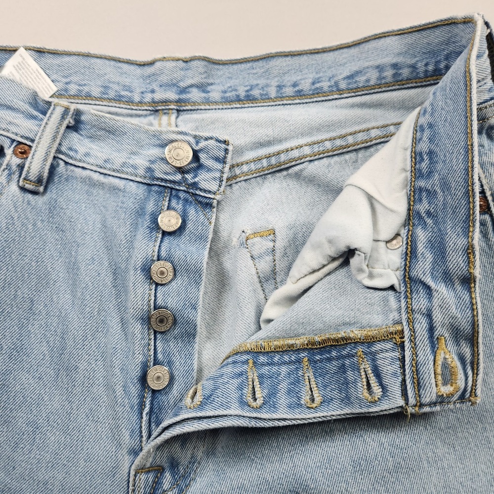 Levis 501 Jeans Mens 33x30 Blue Button Fly Straight Light Wash Mid Rise - Picture 2 of 9